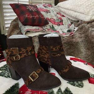 New Pierre Dumas brown suede animal print booties 6.5